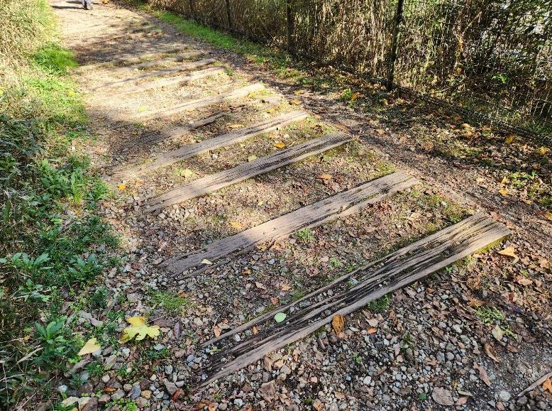 廃線跡に現在も残る枕木の跡