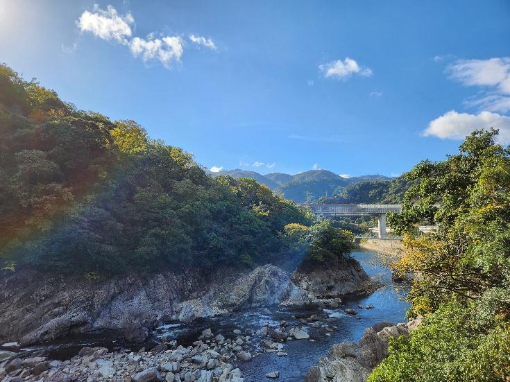 武庫川と川沿いの景色を望みながらハイキング