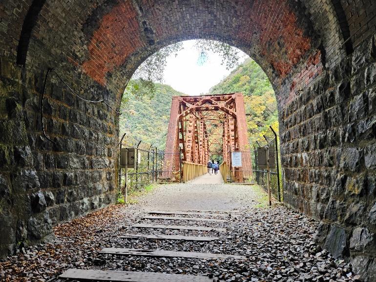 福知山線廃線跡のトンネル出口から鉄橋を望む
