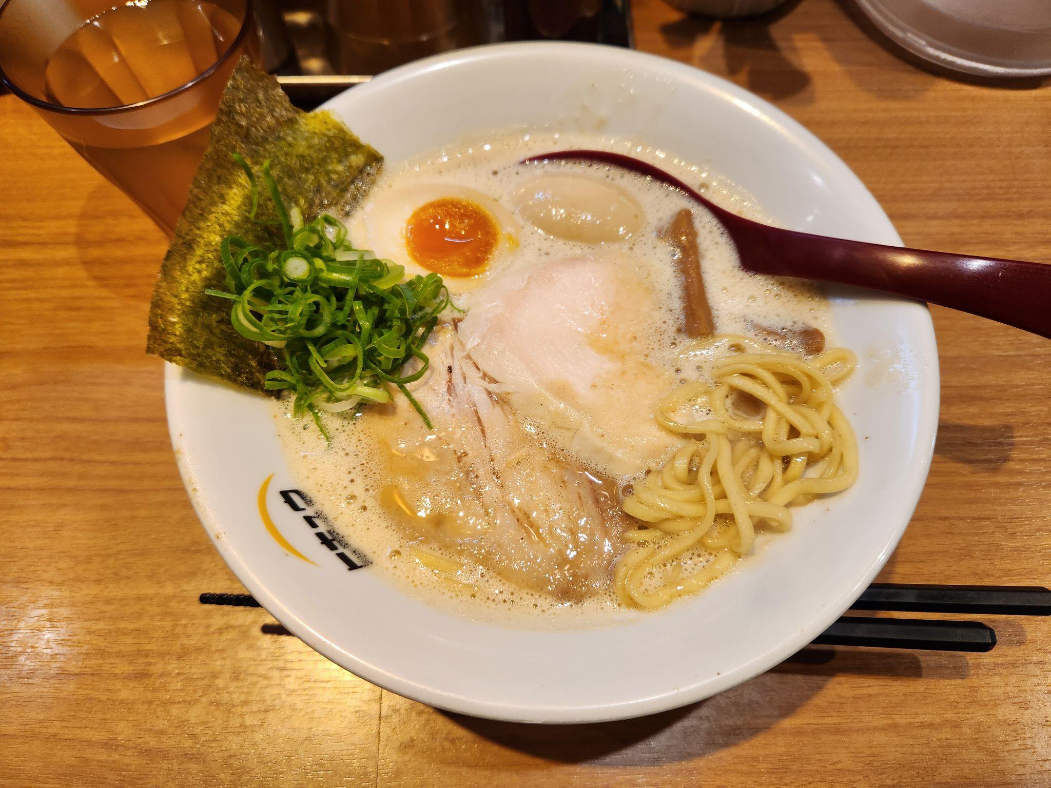 麺・ヒキュウの鶏白湯魚介濃縮ラーメン