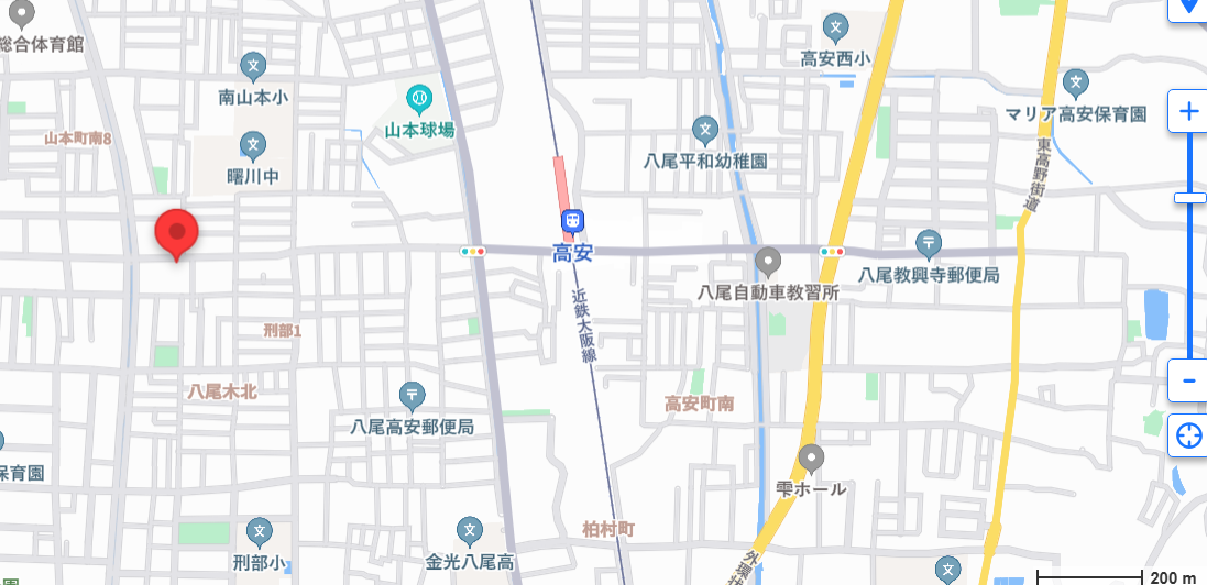 近鉄大阪線・高安駅から西へ真っすぐ行ったところにあります