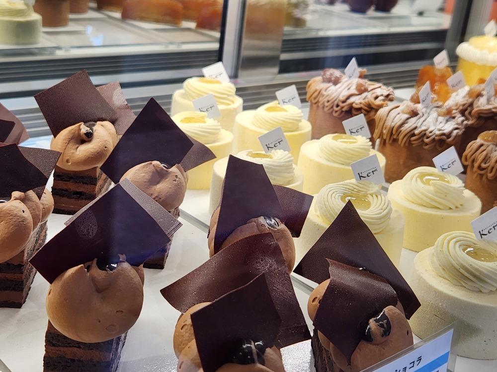 ショーケースを彩るケーキたち